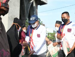 Sambil Gowes Bupati Batu Bara “Tabur” Beras