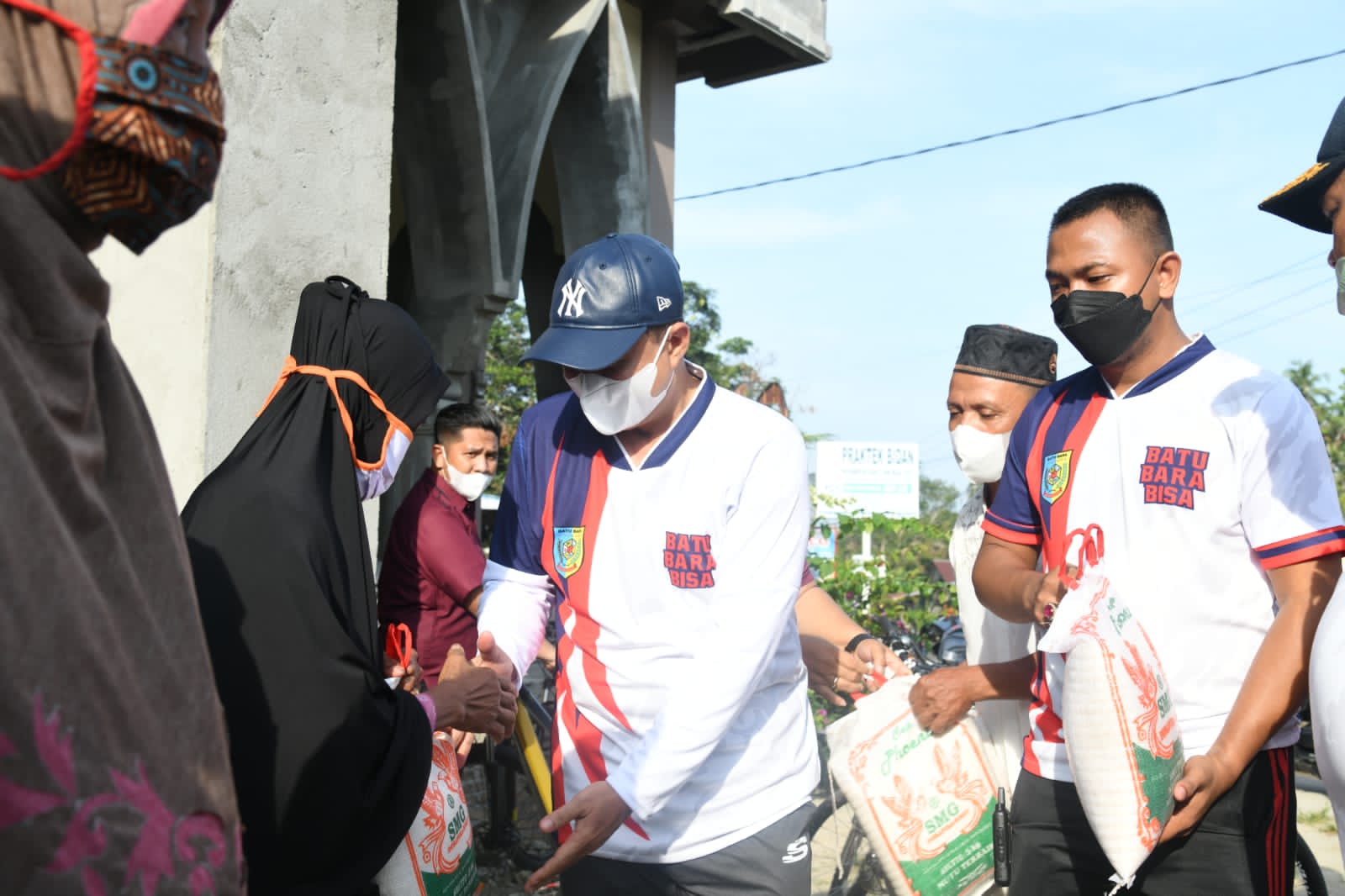 Sambil Gowes Bupati Batu Bara "Tabur" Beras
