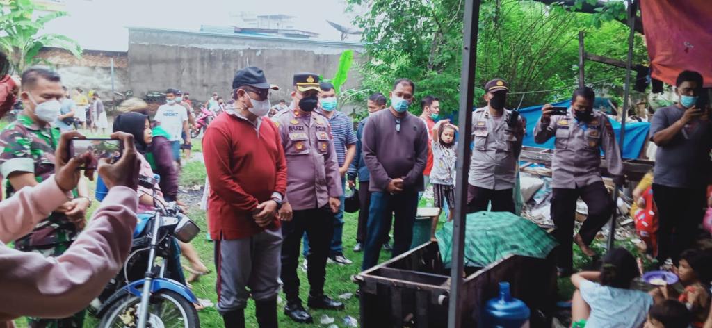 Kapolsek Medan Barat Bantu Korban Banjir Pulo Brayan