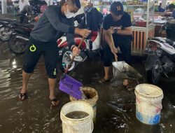Dirut PUD Pasar Bantu Pedagang Pasar Petisah Ikut Kuras Banjir