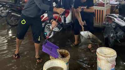 Dirut PUD Pasar Bantu Pedagang Pasar Petisah Ikut Kuras Banjir