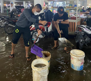 Dirut PUD Pasar Bantu Pedagang Pasar Petisah Ikut Kuras Banjir
