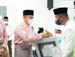 Bupati Zahir Serahkan Piagam Penghargaan kepada Pembina Al-Quran