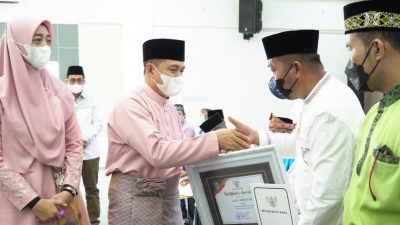 Bupati Zahir Serahkan Piagam Penghargaan kepada Pembina Al-Quran