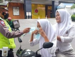 Polsek Medan Baru Bagikan Masker Pada 2 Siswi SMA 9 Polsek Medan Baru Bagikan Masker Pada 2 Siswi SMA
