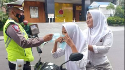 Polsek Medan Baru Bagikan Masker Pada 2 Siswi SMA