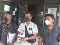 2 Tahun Laporan Tidak Diproses, Polda Sumut Diberi Kue Ulang Tahun 9 2 Tahun Laporan Tidak Diproses, Polda Sumut Diberi Kue Ulang Tahun