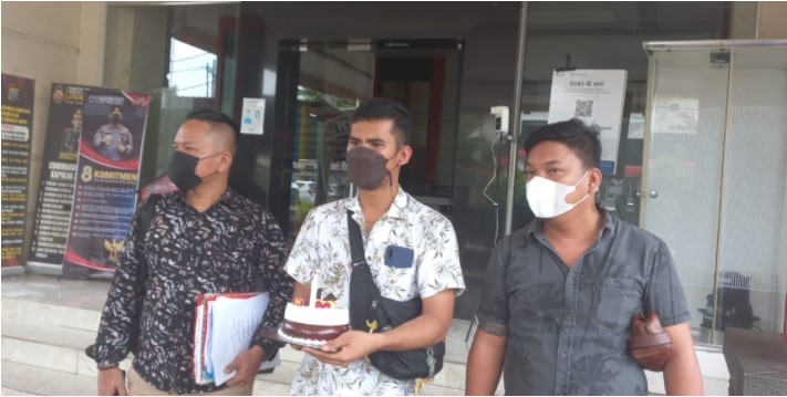 2 Tahun Laporan Tidak Diproses, Polda Sumut Diberi Kue Ulang Tahun