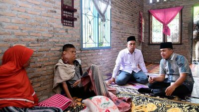 Zahir Kunjungi Remaja Penderita Kanker Leher