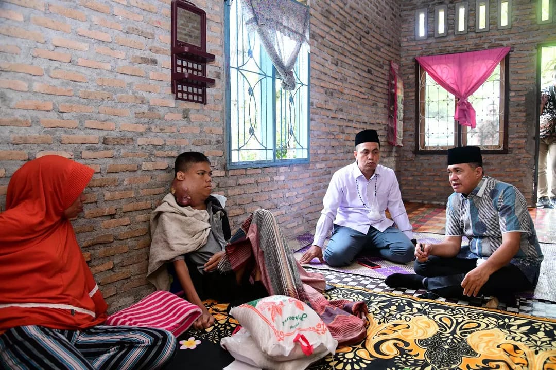 Zahir Kunjungi Remaja Penderita Kanker Leher