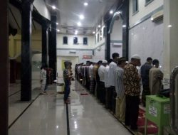 Warga Muhammadiyah Salat Tarawih Perdana Jumat Malam
