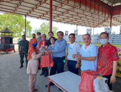 Yayasan Sosial Marga Ong Bagi-bagi Sembako Kepada Warga