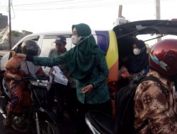 Maya Zahir Berbagi Takjil di Indrapura