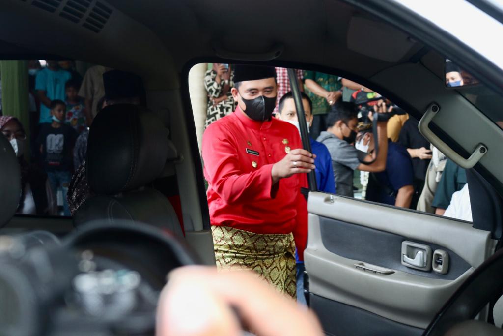 Walikota Medan Serahkan Ambulans Bantuan Untuk Masjid Ar-Raudhah