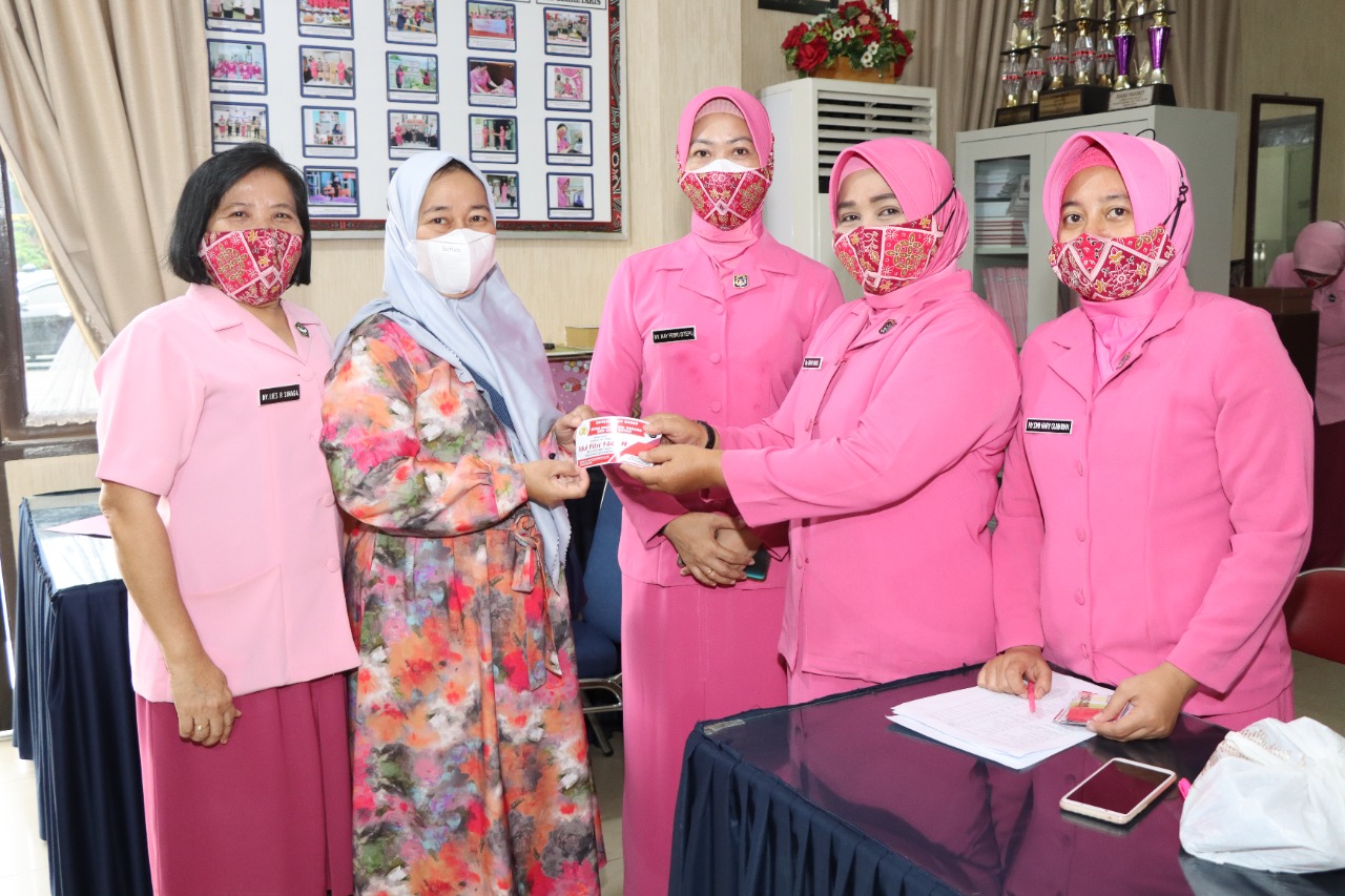 Bhayangkari Kota Medan Serahkan Bantuan Kesejahteraan Untuk Anggota