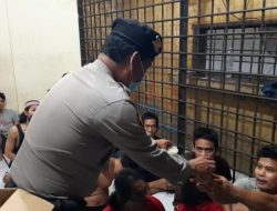 Polsek Medan Baru Berbagi Takjil Kepada Tahanan