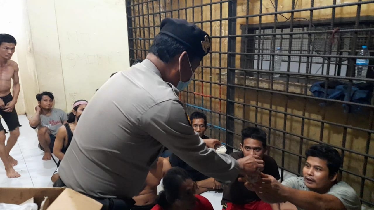 Polsek Medan Baru Berbagi Takjil Kepada Tahanan