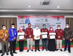 Tiga Kader PKH Batu Bara Terima Penghargaan dari Bupati