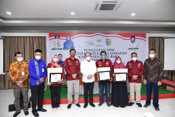 Tiga Kader PKH Batu Bara Terima Penghargaan dari Bupati