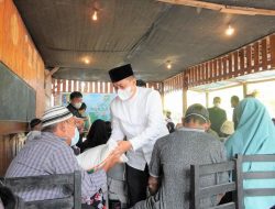 Bupati Zahir Serahkan Bantuan Kepada Duafa dan Anak Yatim