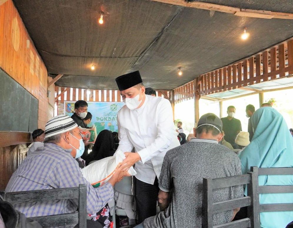Bupati Zahir Serahkan Bantuan Kepada Duafa dan Anak Yatim