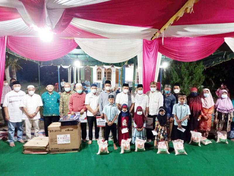 Bupati Zahir Santuni Warga Saat Safari Ramadhan