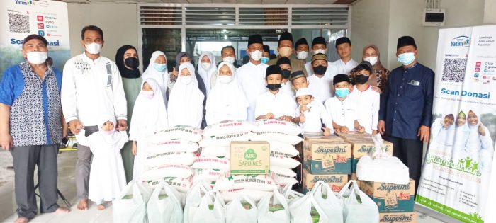 PUD Pasar Medan Serahkan Sembako Bantuan ke Rumah Yatim