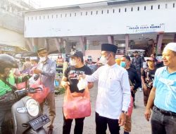 PUD Pasar Cabang I Medan Bersama Sejumlah Pihak Berbagi Takjil