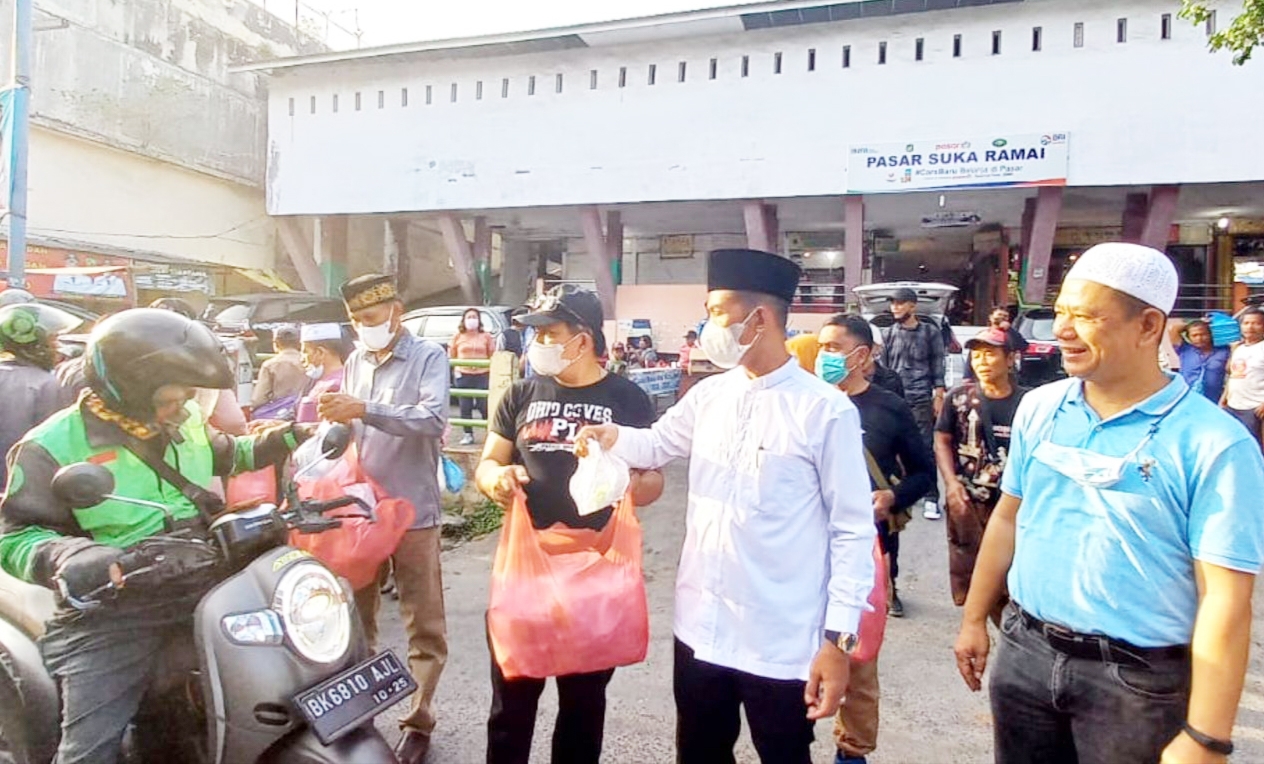 PUD Pasar Cabang I Medan Bersama Sejumlah Pihak Berbagi Takjil