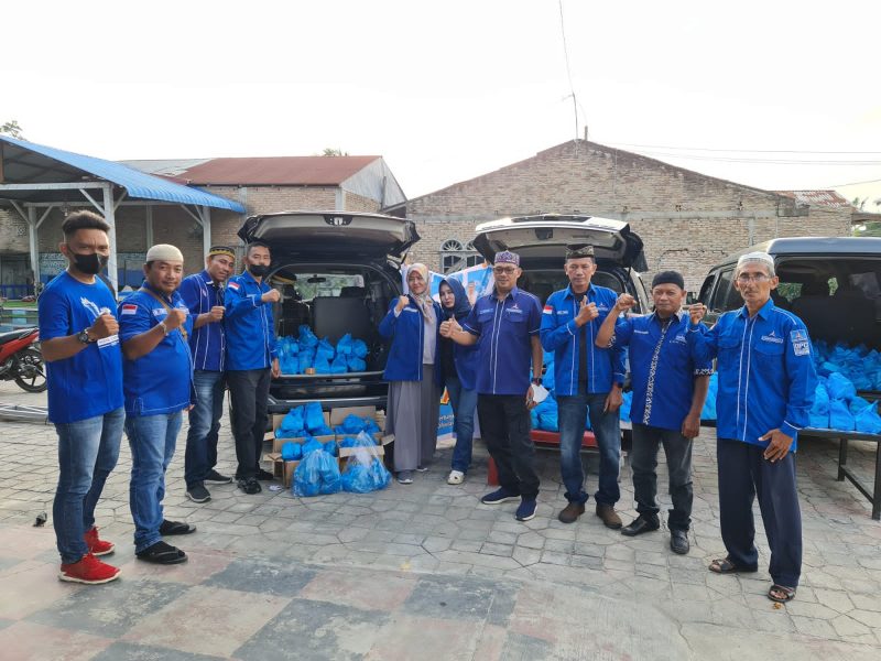 DPC Demokrat Bagi 1000 Paket Takjil Ke Pengguna Jalan