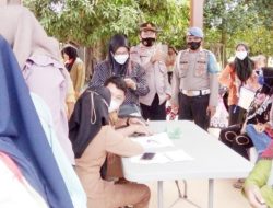 Kapolsek Indrapura Pantau Penyaluran Bantuan Program Sembako