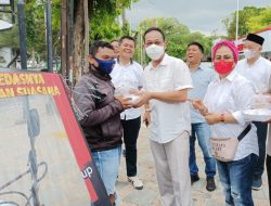 Gus Irawan Berbagi Makanan Buka Puasa ke Pengemudi Ojol dan Betor