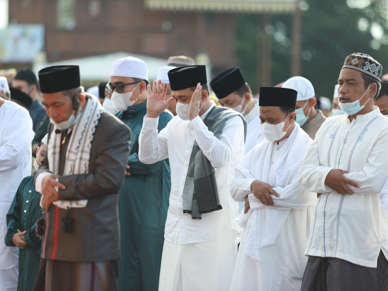Bupati Batu Bara dan Wabup Salat Id di Lapangan Indrasakti