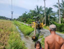 Antisipasi Banjir, Pemdes Tanjung Kubah dan Dinas PU Batu Bara Lakukan Normalisasi Parit