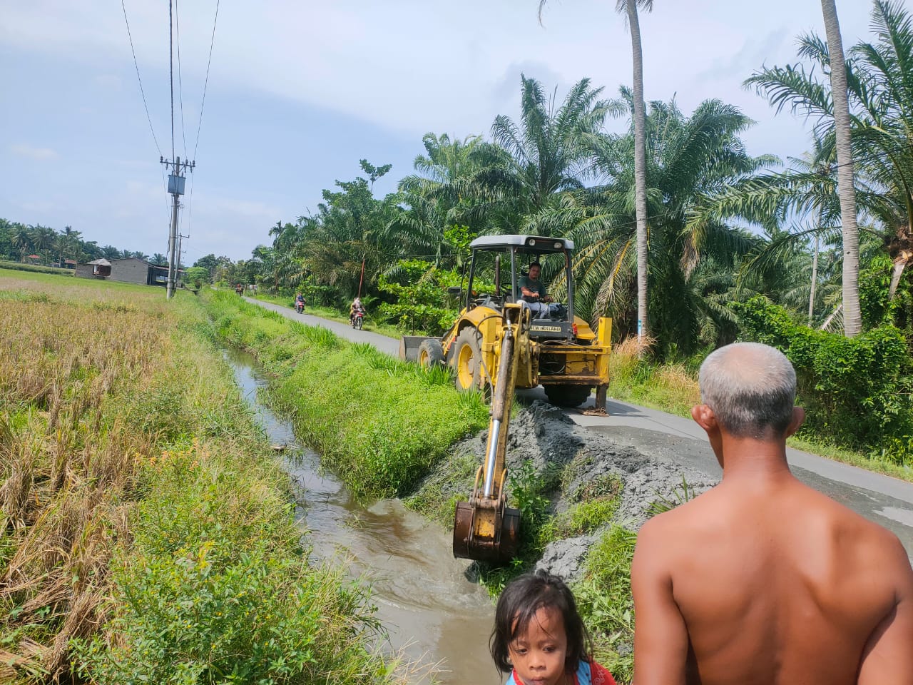 Antisipasi Banjir, Pemdes Tanjung Kubah dan Dinas PU Batu Bara Lakukan Normalisasi Parit