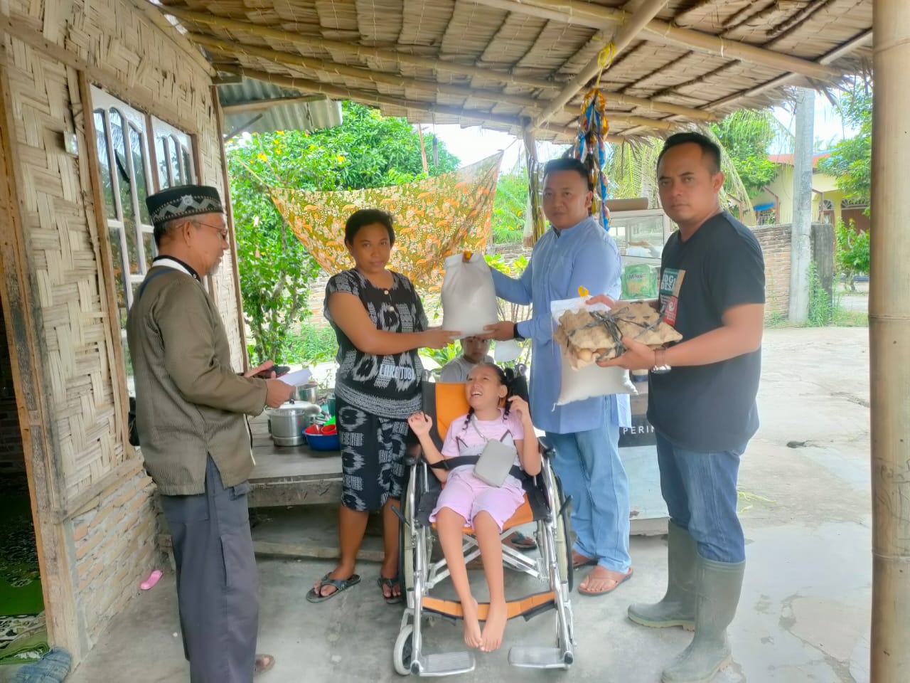 Camat Air Putih dan Ikatan Warga Islam Inalum Salurkan Bantuan