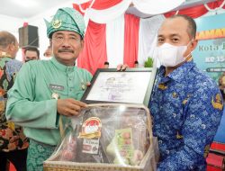 Bupati Zahir Terima Sesuatu Dari Walikota Binjai