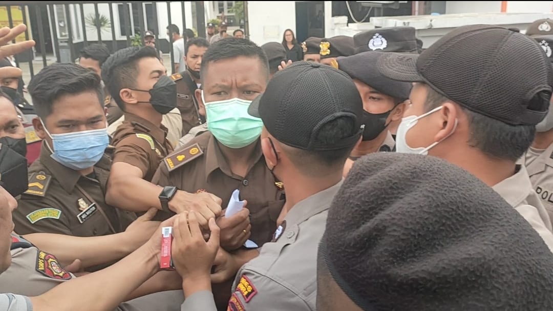 Kasi Intel Diduga Dorong Wartawan, Kajari Dairi Minta Maaf