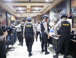 Polisi Bubarkan Pengunjung Warnet
