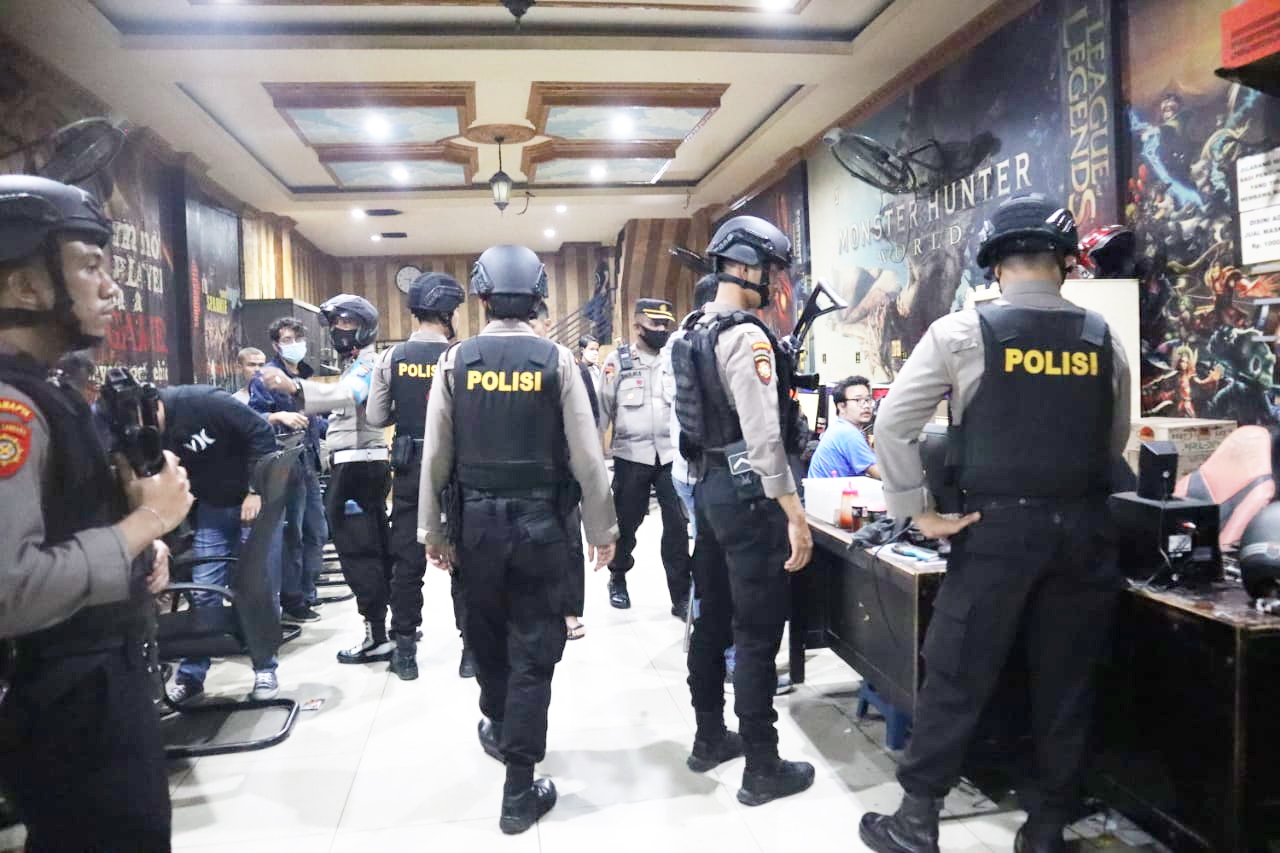 Polisi Bubarkan Pengunjung Warnet