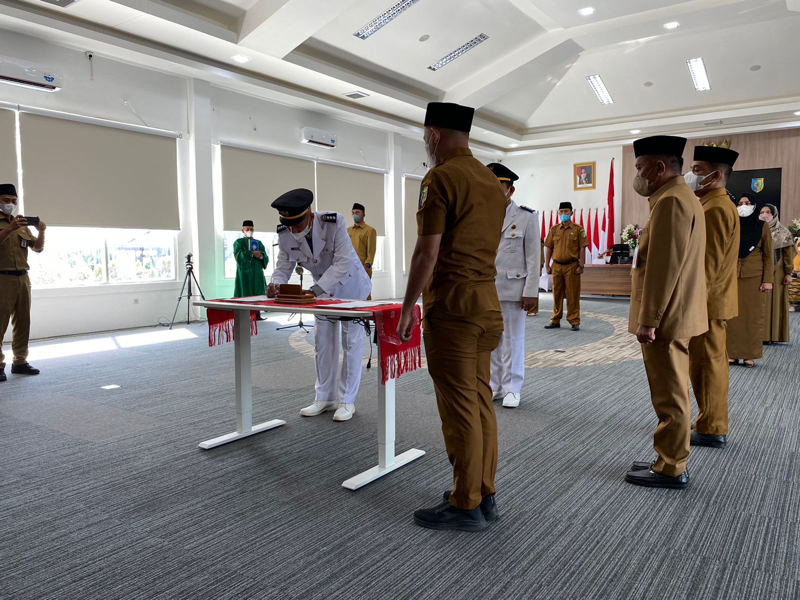 Lantik 14 Pejabat, Begini Pesan Bupati Zahir Kepada Isteri Camat