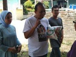 Wakil Sekretaris Demokrat Sumut Antar Beras ke Rumah Warga