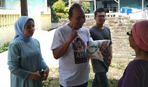 Wakil Sekretaris Demokrat Sumut Antar Beras ke Rumah Warga
