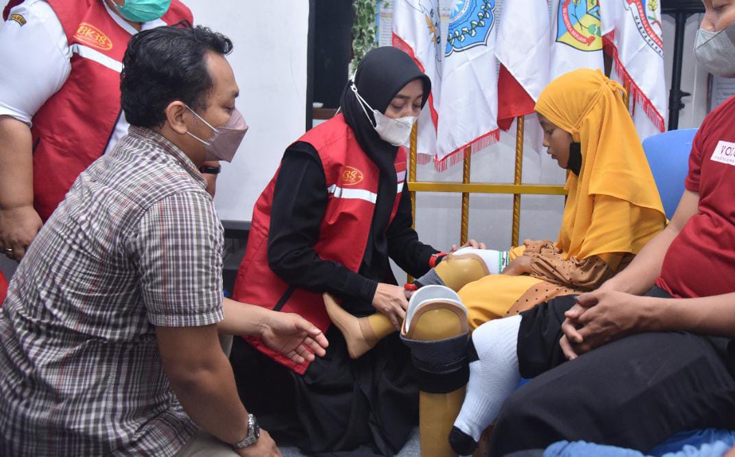 Ketua BK3S Batu Bara Salurkan Kaki Palsu Bantuan