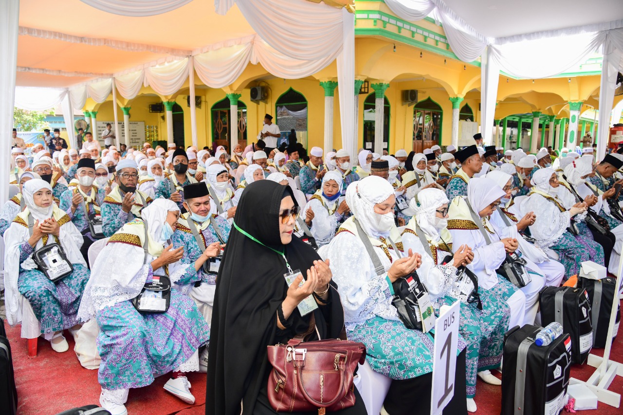 Di Asrama Haji, Bupati Zahir Bopong Jamaah Calhaj Asal Batu Bara yang Tiba-tiba Tak Bisa Berjalan