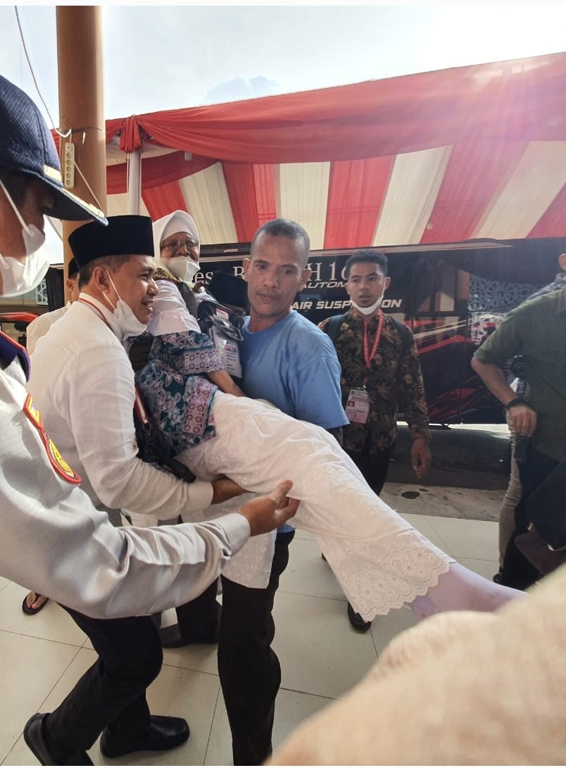 Di Asrama Haji, Bupati Zahir Bopong Jamaah Calhaj Asal Batu Bara yang Tiba-tiba Tak Bisa Berjalan