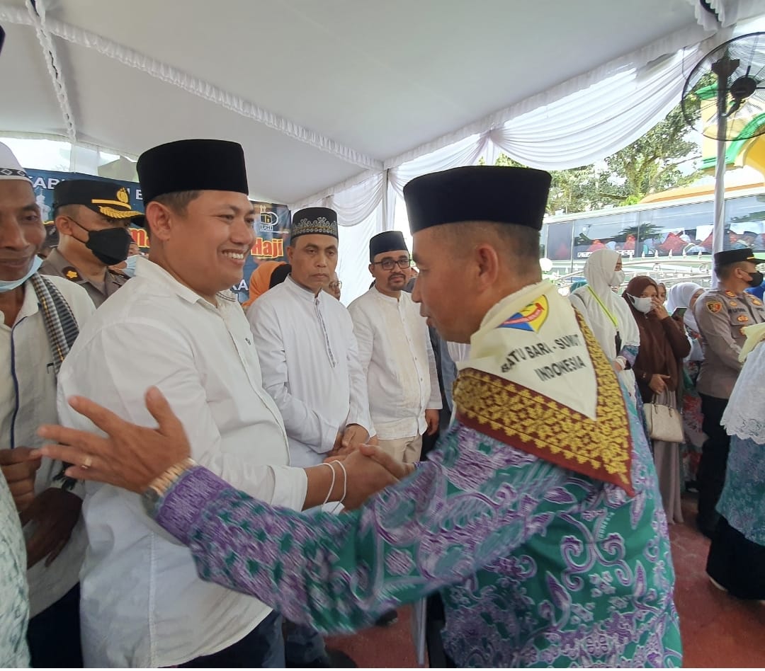 Ketua Kadin Batu Bara Faizal Antar 132 Jamaah Haji Asal Batu Bara Sampai ke Asarama Haji Medan 2 Ketua Kadin Batu Bara Faizal Antar 132 Jamaah Haji Asal Batu Bara Sampai ke Asarama Haji Medan