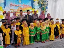 Camat Lima Puluh Pesisir Wisuda Murid PAUD