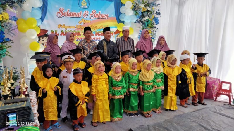 Camat Lima Puluh Pesisir Wisuda Murid PAUD