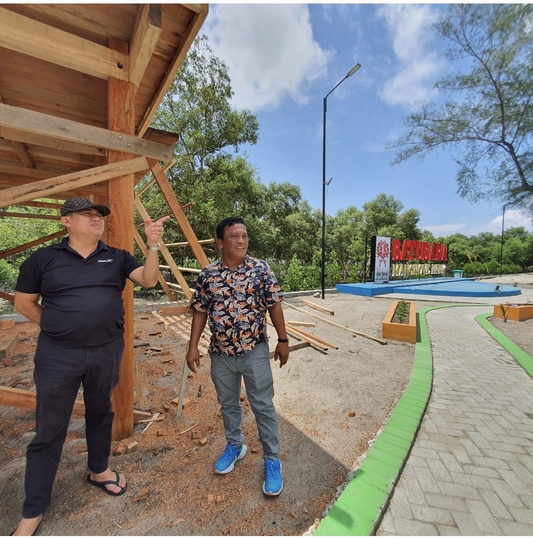 Ketua Kadin Batu Bara OK Faizal, SE saat memperhatikan dari jarak tak begitu jauh lahan cukup luas yang direncanakan tempat membangun Lapangan Panahan oleh pengeloa Mangrove Park Pantai Sejarah, seraya memberikan beberapa arahan dan ide yang didengarkan dengan seksama oleh pengelola Arsyad Nainggolan. (Foto: amar)